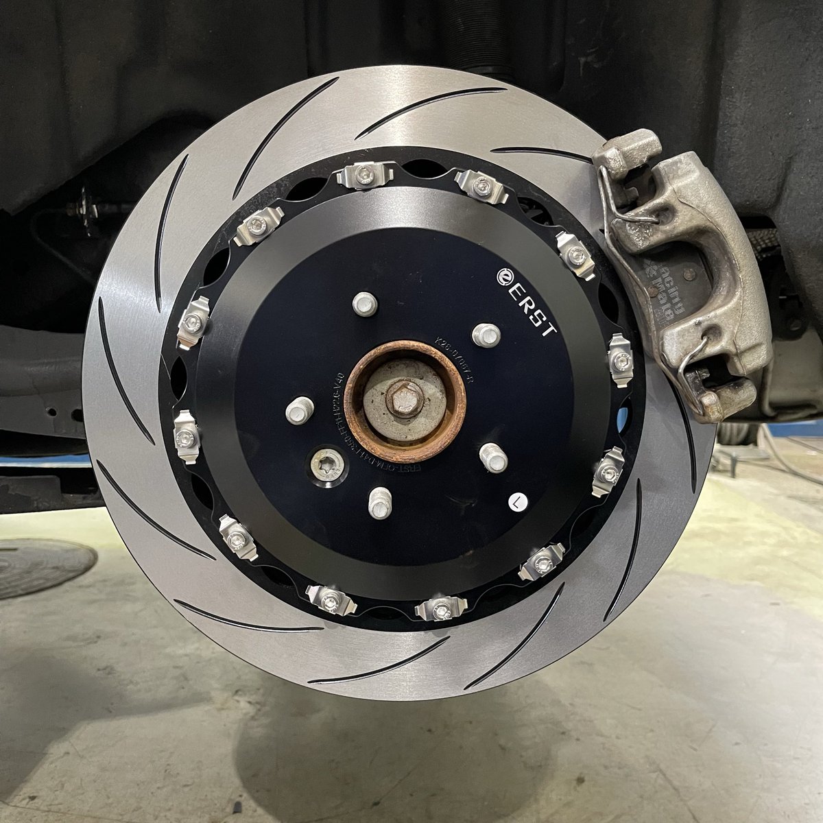 ones_volvo's tweet photo. 2019年式 ボルボV40クロスカントリーのフロントにERSTのBRAKE SYSTEM LIGHTとリヤにBRAKE BIG ROTORを装着致しました👨🏻‍🔧

フロントはブレーキバックプレートを加工し取付け
リヤはV40クロスカントリー用のBRAKE BIG ROTORは販売しておらず、特注品を取り付け致しました🙌🏻

キャリパーのカラーもお車の色味合わせてホワイトに変更✨

ローターが大きくなることにより、迫力が出て存在感ある足元に⭐️

デザイン性はもちろん、パフォーマンスにも特化したERSTのブレーキは、当店の取り付けでも人気な商品となっております💁🏻‍♀️

気になる方は是非、お気軽にワンズまでお問い合わせ下さ🤝🏻

#volvo #volvov40crosscountry #v40 #erst #brake #輸入車