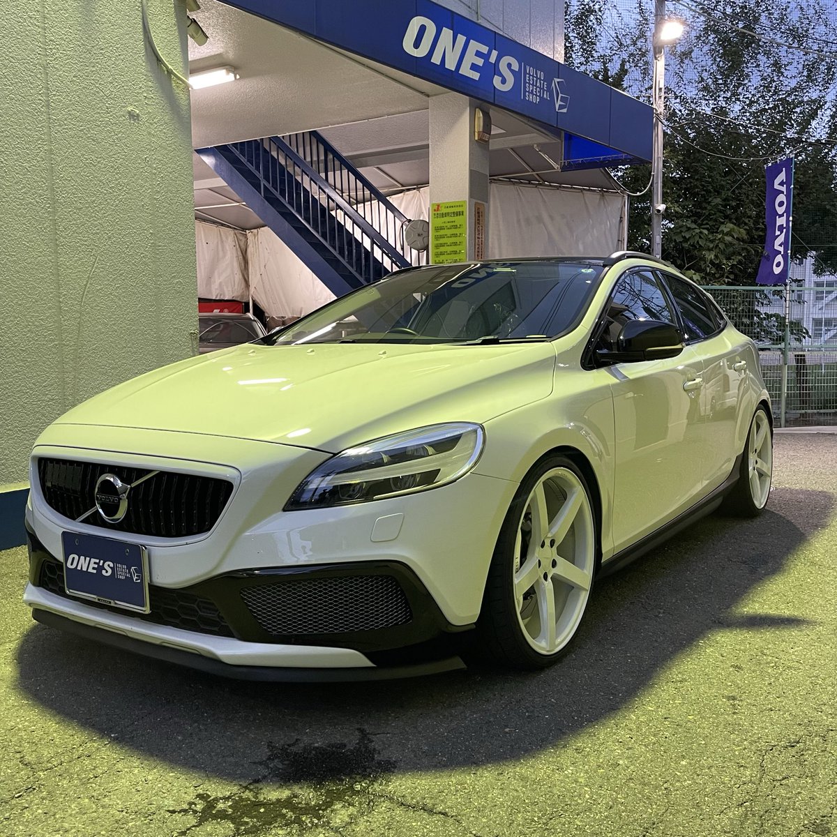 ones_volvo's tweet photo. 2019年式 ボルボV40クロスカントリーのフロントにERSTのBRAKE SYSTEM LIGHTとリヤにBRAKE BIG ROTORを装着致しました👨🏻‍🔧

フロントはブレーキバックプレートを加工し取付け
リヤはV40クロスカントリー用のBRAKE BIG ROTORは販売しておらず、特注品を取り付け致しました🙌🏻

キャリパーのカラーもお車の色味合わせてホワイトに変更✨

ローターが大きくなることにより、迫力が出て存在感ある足元に⭐️

デザイン性はもちろん、パフォーマンスにも特化したERSTのブレーキは、当店の取り付けでも人気な商品となっております💁🏻‍♀️

気になる方は是非、お気軽にワンズまでお問い合わせ下さ🤝🏻

#volvo #volvov40crosscountry #v40 #erst #brake #輸入車