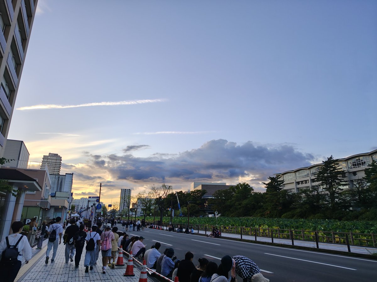 nok0309's tweet photo. 花火と竿燈始まります(有料席買ってたらしい) https://t.co/t4IUWVJFmZ
