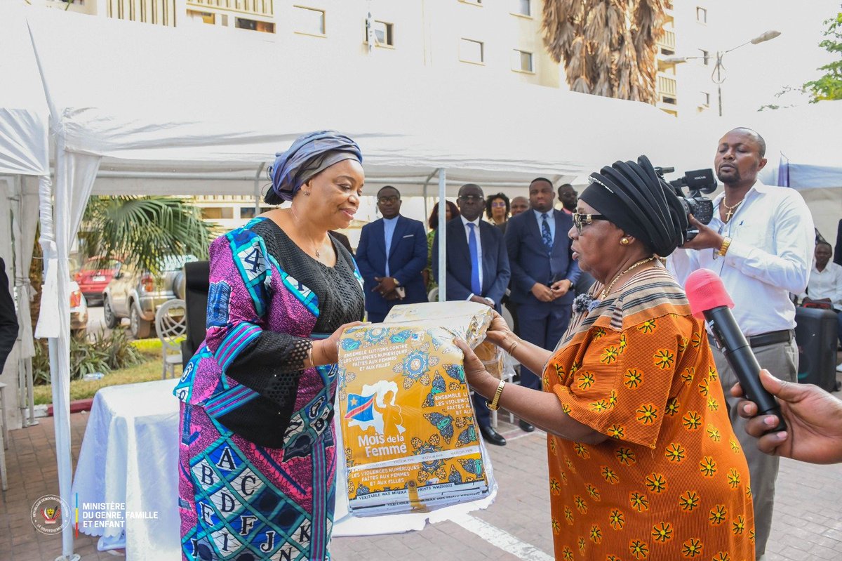 GenreRDC's tweet photo. Campagne de solidarité nationale : le ministère du Genre apporte 600 pagnes aux déplacés de Beni

Cellcom/Ministère GFE 
Kinshasa, le 18 septembre 2026

Le ministère du Genre, Famille et Enfant a répondu à l’appel de la campagne de solidarité nationale en faveur des populations vulnérables. Il a remis, jeudi à Kinshasa, un lot de 600 pièces de pagnes destinées notamment aux femmes déplacées de Beni, dans le Nord-Kivu.

Lancée le 27 août 2026 sous le haut patronage du président de la République, Félix-Antoine Tshisekedi Tshilombo, et portée par le ministère des Affaires sociales, Actions humanitaires et Solidarité nationale, la campagne mobilise les institutions et les forces vives du pays autour des personnes affectées par les conflits, les catastrophes naturelles et les situations de vulnérabilité.

Représentant la ministre du Genre, Famille et Enfant, @MichelineOMbae Kalama, la conseillère en charge du Genre a remis ce don à la ministre d’État @Evebazaiba .

« Le ministère du Genre, c’est toute la nation qui s’y retrouve : les femmes, les hommes, les enfants et les familles. Il ne pouvait donc pas rester en arrière », a-t-elle déclaré.

Au-delà de leur valeur symbolique, les 600 pièces de pagnes pourront répondre à plusieurs besoins des bénéficiaires, notamment en matière d’habillement et de protection. La ministre Ève Bazaiba a précisé que le lot sera acheminé à Beni, conformément à la volonté de la ministre Micheline Ombae Kalama, afin de soutenir les femmes déplacées de cette partie du pays.

« Nous disons merci sincèrement au ministère du Genre pour ce lot de pagnes », a déclaré Ève Bazaiba, saluant la mobilisation des institutions de la République en faveur de cette campagne.

La ministre des Affaires sociales a par ailleurs rappelé que la campagne demeure ouverte en permanence à toutes les contributions. Chaque jeudi, baptisé « Jeudi Solidarité », constitue un moment particulier de réception et de redistribution des dons destinés aux compatriotes en situation de vulnérabilité.

Par cette contribution, le ministère du Genre, Famille et Enfant réaffirme ainsi son engagement aux côtés des populations vulnérables et sa volonté de participer, à son niveau, à l’effort national de solidarité.
@Presidence_RDC 
@PrimatureRDC