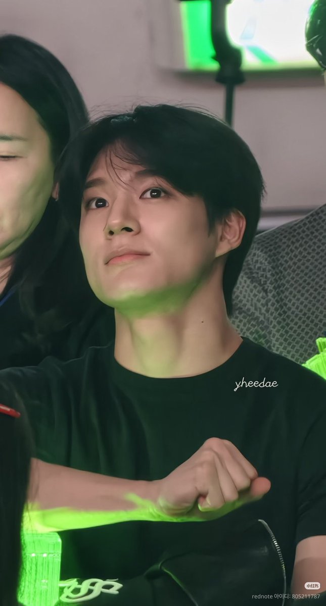jenowljn's tweet photo. Just wear a simple fit because being jeno is the fit https://t.co/EqxS8f4meA