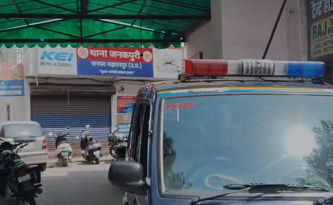 bstvlive's tweet photo. सहारनपुर : महिला JE से छेड़छाड़, जबरन शराब पिलाने की कोशिश

➡️इंजीनियर दिवस कार्यक्रम में अभद्रता करने का आरोप
➡️गर्दन पकड़कर बोतल मुंह से लगा दी- JE तनु राजपूत
➡️PWD के जेई अनुज भारद्वाज पर गंभीर आरोप, FIR दर्ज
➡️महिला जेई का आरोप- नशे की हालत में की बदसलूकी
➡️तनु ने कार्यक्रम में मौजूद लोगों को बताया प्रत्यक्षदर्शी
➡️PWD में तैनात हैं दोनों JE, थाना जनकपुरी का मामला

#Saharanpur #CrimeNews #UPNews #WomenSafety @saharanpurpol @Uppolice @SaharanpurDm @digsaharanpur