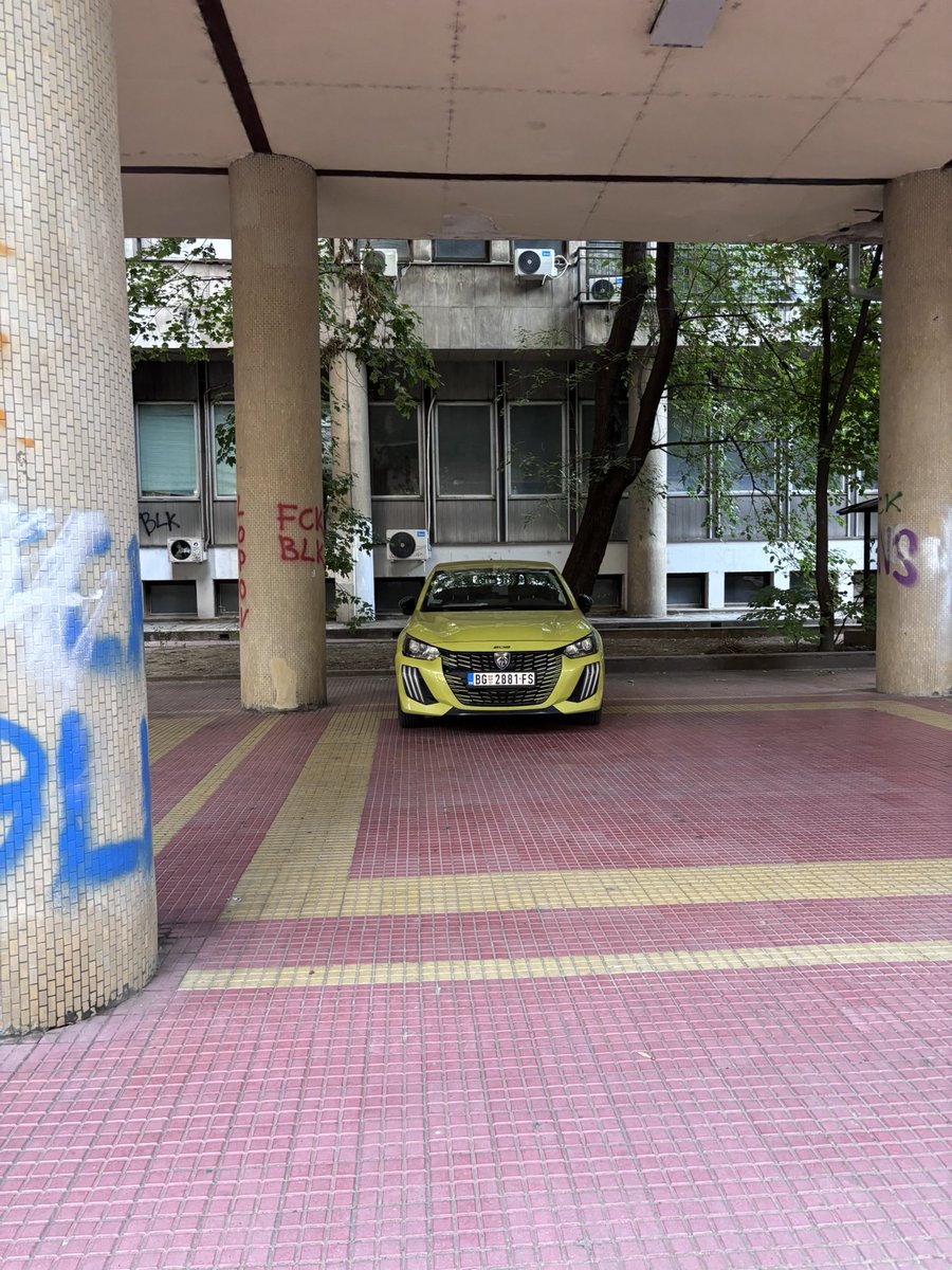 vainglory1510's tweet photo. @prijavi_problem  Nekada je ovde stajala spomen ploča žrtvama Glavnjače, poznat kao „Cvet sećanja” koji od 2019. ne umete da vratite, sada pravite parking?! https://t.co/vs6BWPzR6H