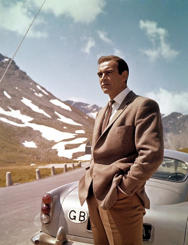 SeanConneryAr's tweet photo. #SeanConnery &amp; @astonmartin
#Goldfinger 1964
007 #JamesBond ⚪️⚪️⚪️🔴 https://t.co/WuxDUP8DkW