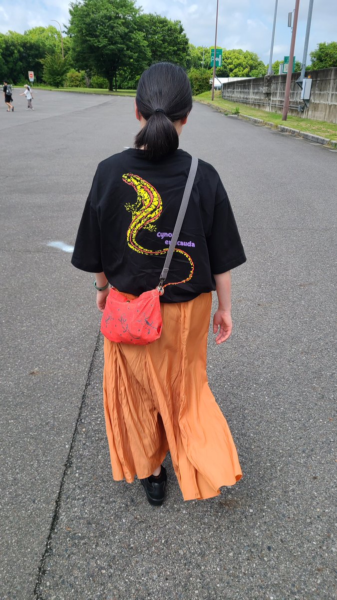 tomo_imorium's tweet photo. ぶりくら市 有尾手帖ブース
M.Lサイズのみ数枚の現物あります

【着用写真】
155～160cm Lサイズ着用例 https://t.co/EhUKxVAreg