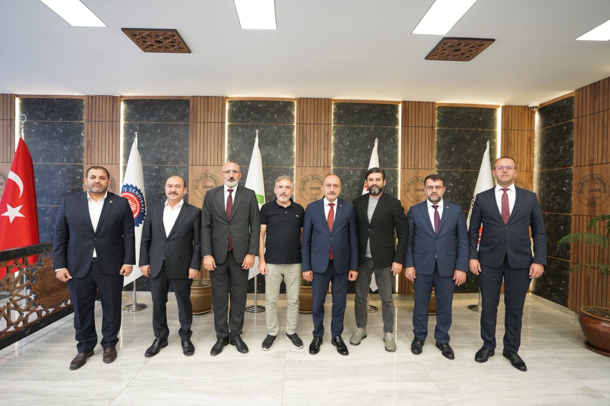 ozsagliksen's tweet photo. GENEL BAŞKAN SERT, KARDEŞ SENDİKALARIMIZI ZİYARET ETTİ

HAK-İŞ Genel Başkan Yardımcısı ve Genel Başkanımız Devlet Sert, Medya İş Sendikası, Oleyis Sendikası, Öz Ağaç-İş Sendikası ve Öz Maden İş Sendikasını ziyaret etti.

⬇️
https://t.co/1eggk46JFk https://t.co/nnGD8j9AsN