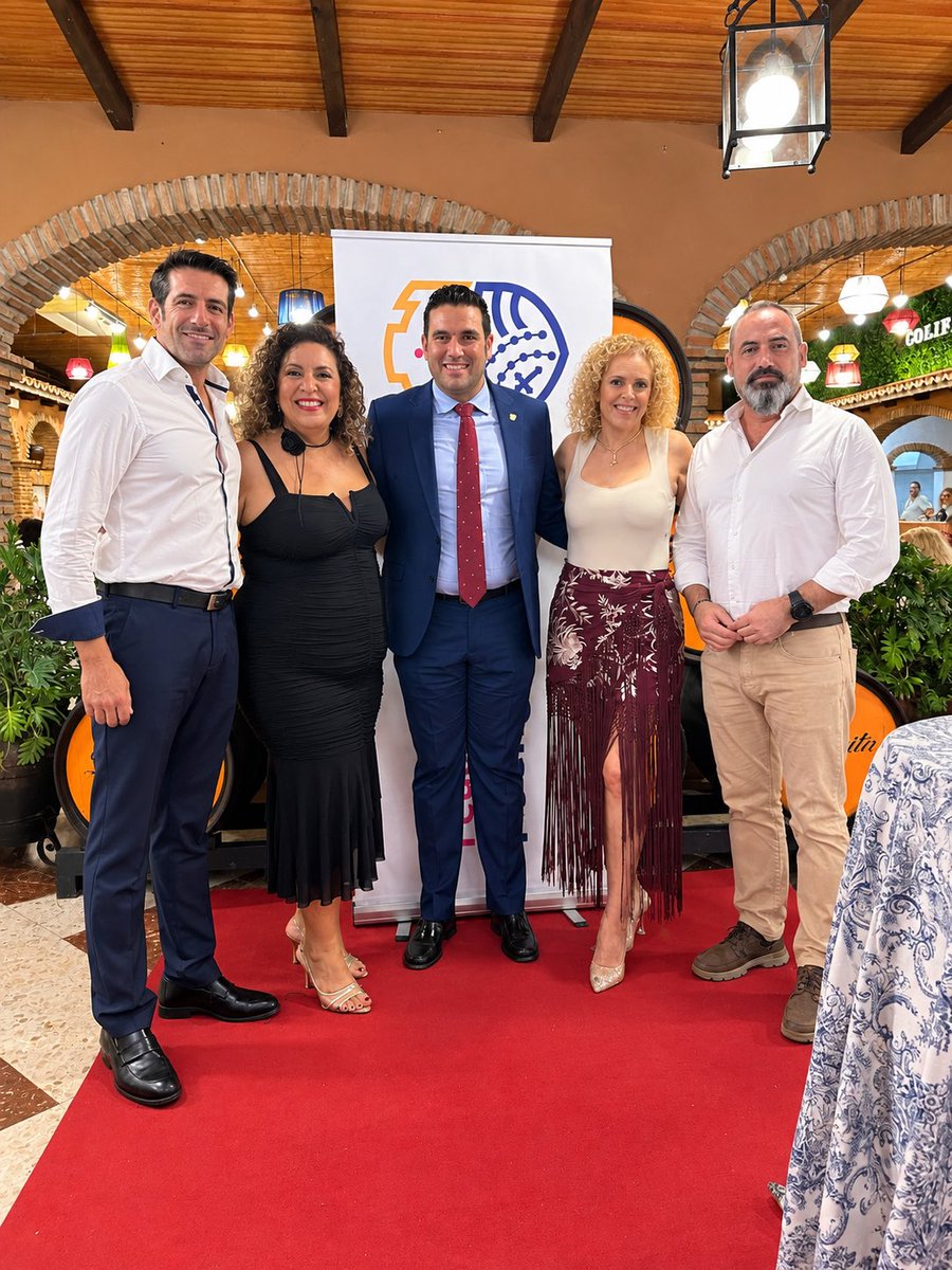 Vox_Fuengirola's tweet photo. Tradicional cena con la Federación de Peñas.

Un año más pudimos disfrutar de un gran ambiente donde reforzamos nuestro compromiso con las tradiciones tan marcadas de nuestra ciudad.

Felicidades a Antonio Ramírez, por recibir el escudo de la agrupación 👏🏻 https://t.co/XzkRy3iMIn