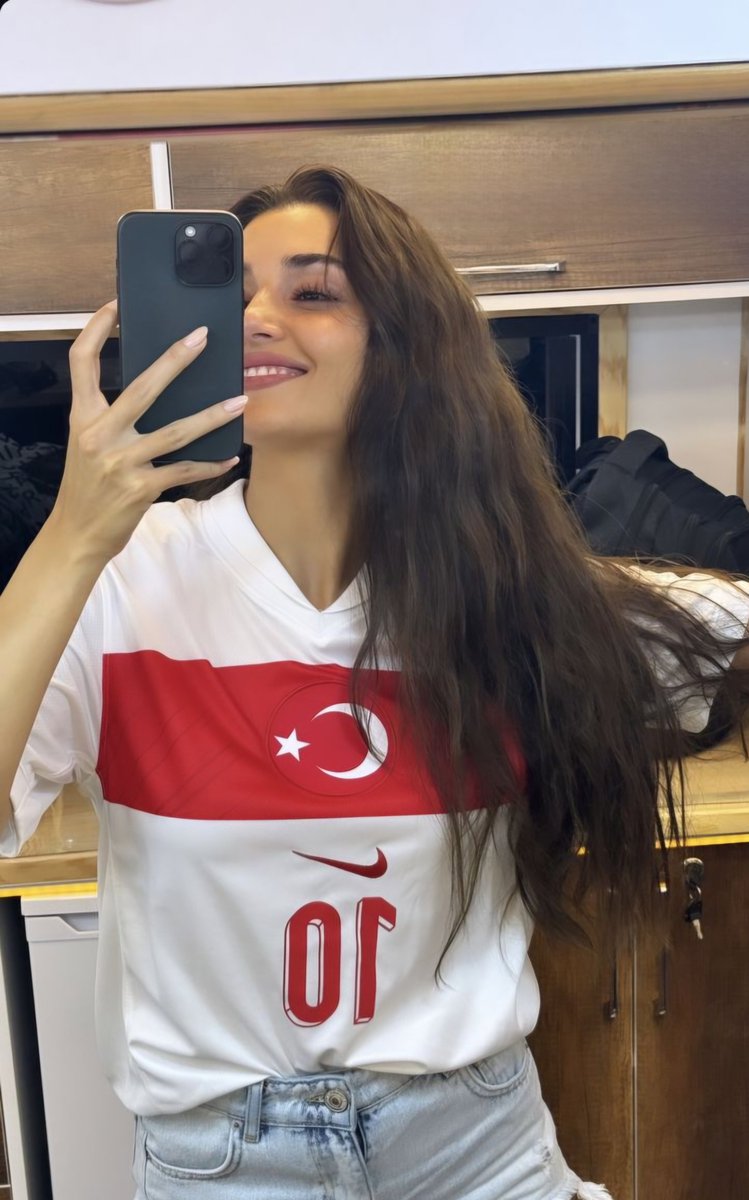 robimanga_'s tweet photo. Essere un cittadino turco significa vivere in un cortocircuito continuo ⚡️:

criticare costantemente Hande Erçel in patria mentre lei porta con orgoglio il nome della Turchia 🇹🇷✨️in tutto il mondo.

​Un paradosso incredibile! 
#HandeErçel https://t.co/ncreFiDnbT