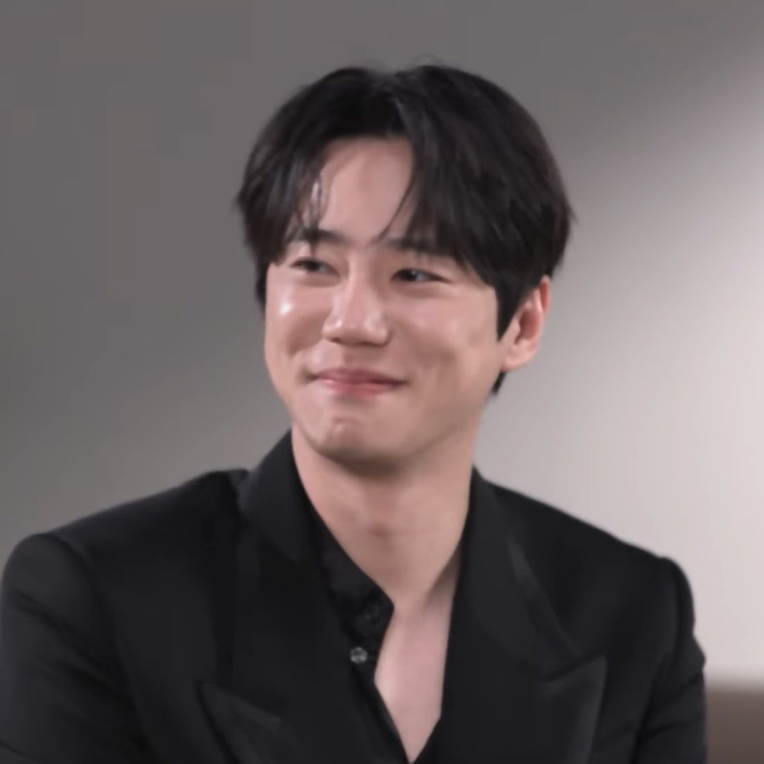 minikangie's tweet photo. Song Kang eye flirting (staring) and it’s Junyoung losing it 🤣

#FourHandsTwoSonatas https://t.co/G97bvBAfTP