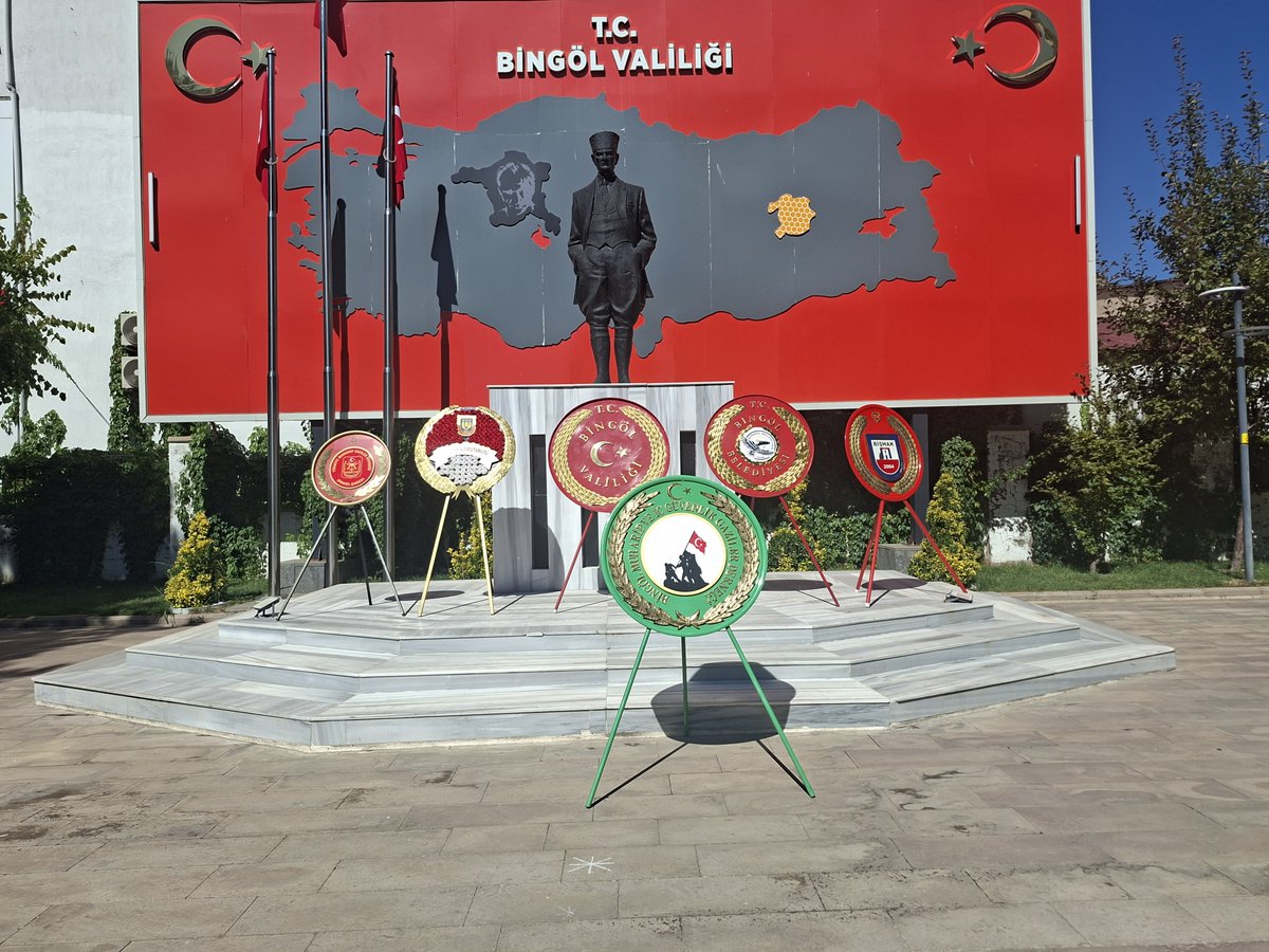 idrisTugunmus12's tweet photo. Bingöl’de Gaziler Günü’nde Gazisine yer vermeyen anlayışa sesleniyoruz:

#Bingöl’de Gaziler Günü’nü gururla kutladık ama yapılan saygısızlığı ve haksızlığı asla unutmayacağız! #HainsizTürkiye dediğimiz için biz Gazileri törenden dışlayanlar, "kardeşlik" derken bizden bahsetmeye bile cesaret edemiyor. Bizi yok saymaya gücünüz yetmez; ihanete geçit vermedik, vermeyeceğiz! 

korkanların kardeşlik söylemleri samimiyetsizdir. Gazisini yok sayanları bu millet de tarih de affetmez! 🇹🇷
@mustafaciftcitr
@celikcahit
@bingolvaliligi
#19EylülGazilerGünü
#TeröreBoyunEğmeyeceğiz #teröristlemüzakereyehayır #NEMUTLUTÜRKÜMDİYENE #ŞehitlerÖlmezVatanBölünmez