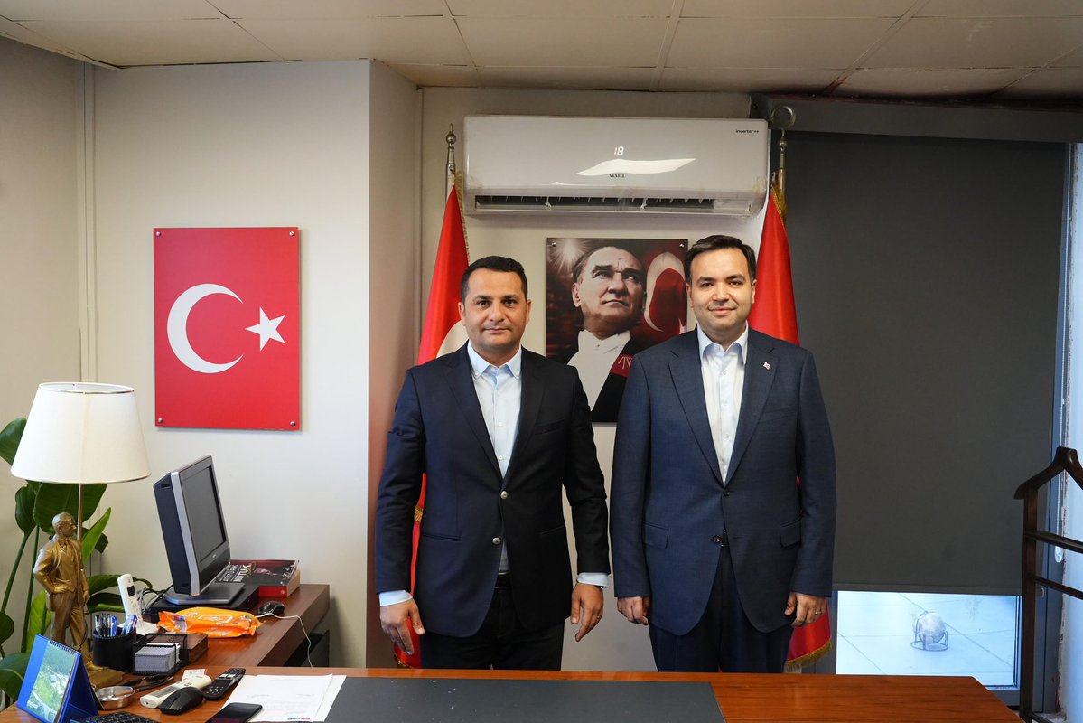 GazeteBesiktas_'s tweet photo. 🔻Beşiktaş CHP’de taşlar yerine oturuyor.

Ziyaretler başladı!

#CHP’de İlçe Başkanı seçilen #SarhatDükel Genel Başkan #KemalKılıçdaroğlu’nu ziyaret etti.

#BeşiktaşBelediyesi Başkan vekili #RasimŞişman da İlçe Başkanı Dükel’i ziyaret etti.

@kilicdarogluk @gurseltekin34 https://t.co/sPrHSDLYFB