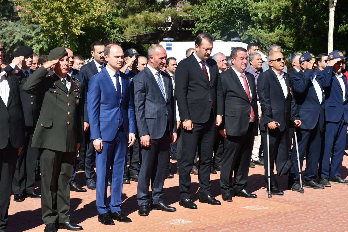 Siverekbld's tweet photo. Belediye Başkan Yardımcımız @tameralhas, 19 Eylül Gaziler Günü dolayısıyla düzenlenen çelenk sunma törenine katıldı.

Başta Gazi Mustafa Kemal Atatürk olmak üzere, vatanımız uğruna mücadele eden tüm gazilerimizi rahmet, minnet ve saygıyla anıyoruz.

19 Eylül Gaziler Günü kutlu olsun.

#SiverekBelediyesi