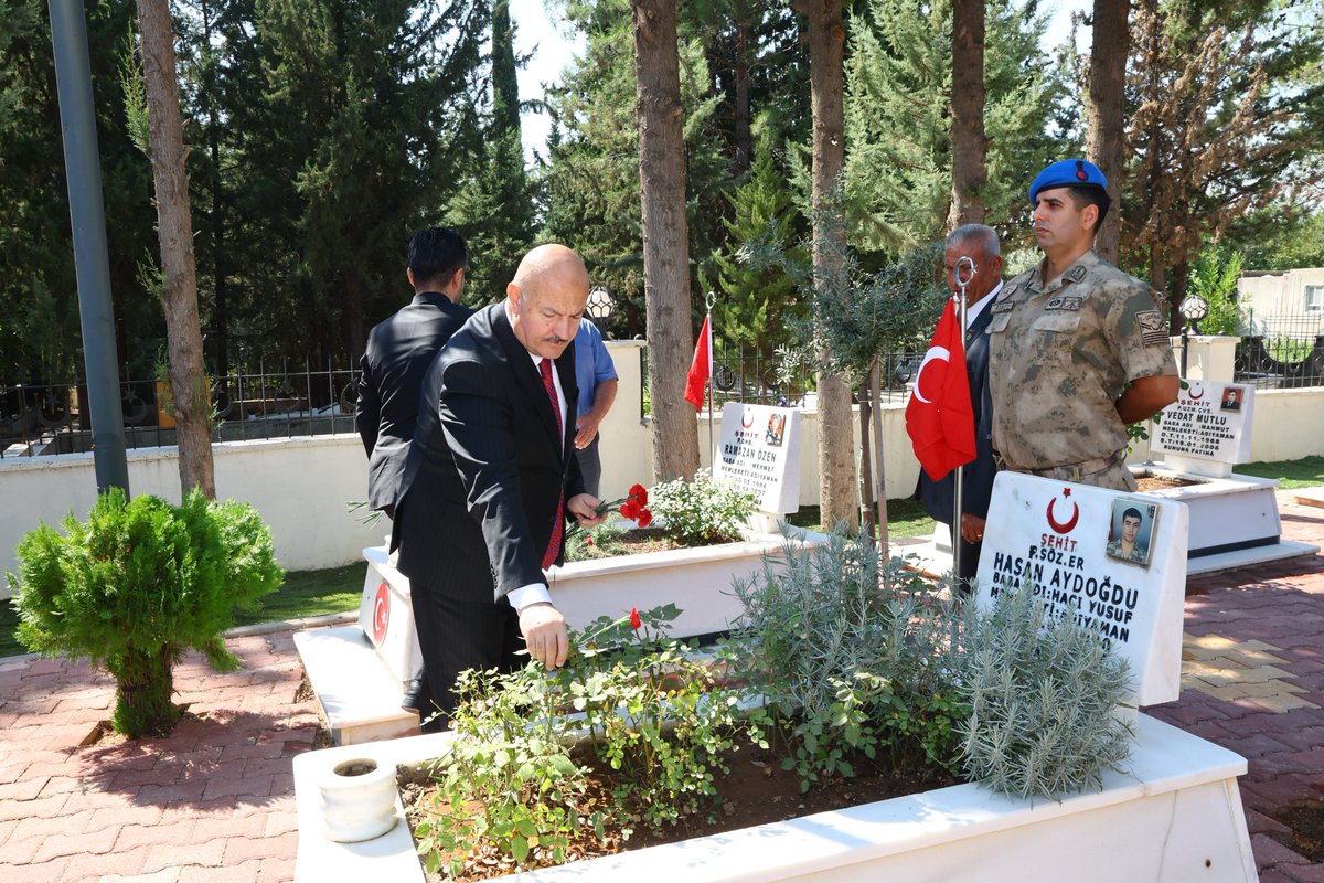 adiyamangovtr's tweet photo. 📍 Adıyaman Şehitliği

Valimiz Sayın Abdullah Küçük, il protokolüyle birlikte 19 Eylül Gaziler Günü dolayısıyla Adıyaman Şehitliği’ni ziyaret etti.

Vatan uğruna canlarını feda eden aziz şehitlerimizin kabirlerine karanfiller bırakarak dua eden Valimiz Sayın Abdullah Küçük, şehitlerimizi rahmet ve minnetle yâd etti.

Şehitlerimiz ve gazilerimiz; vatan sevgimizin, bağımsızlığımızın ve milletçe birlik ve beraberliğimizin ölümsüz timsalleridir.

Bu toprakları vatan kılan aziz şehitlerimizin ruhları şad, mekânları cennet olsun. 🇹🇷