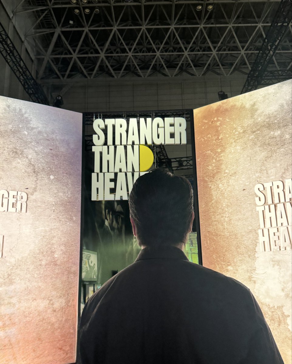 TRIPLE_A_INC's tweet photo. 【本宮泰風 マネージャー】
本日は、幕張メッセで開催中の、東京ゲームショー2026、『STRANGER THAN HEAVEN』のトークイベントへ参加させて頂きました。
『STRANGER THAN HEAVEN』のブースも回らせて頂き、仁義なき戦いのコラボポスターを見つけた本宮さん。
思わず写真撮ってました。
来年の1／15発売です！

是非チェックしてみてください😊