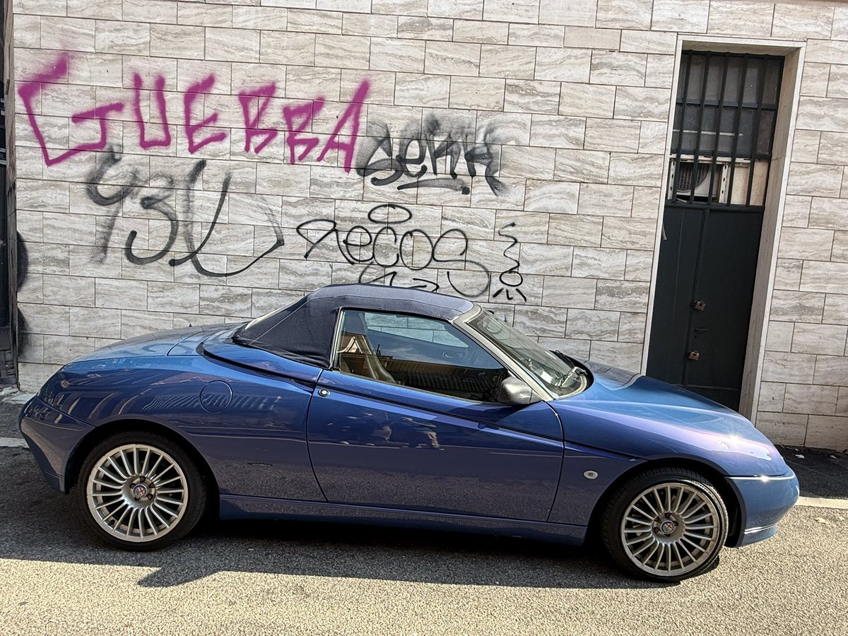 cars_tiny's tweet photo. Dalla Francia 🇫🇷 Alfa Romeo Spider del 2001 di un bellissimo color blu Vittoria cangiante! #tinycars #alfaromeo #alfaromeospider #auto #car https://t.co/r8yO69gBPW
