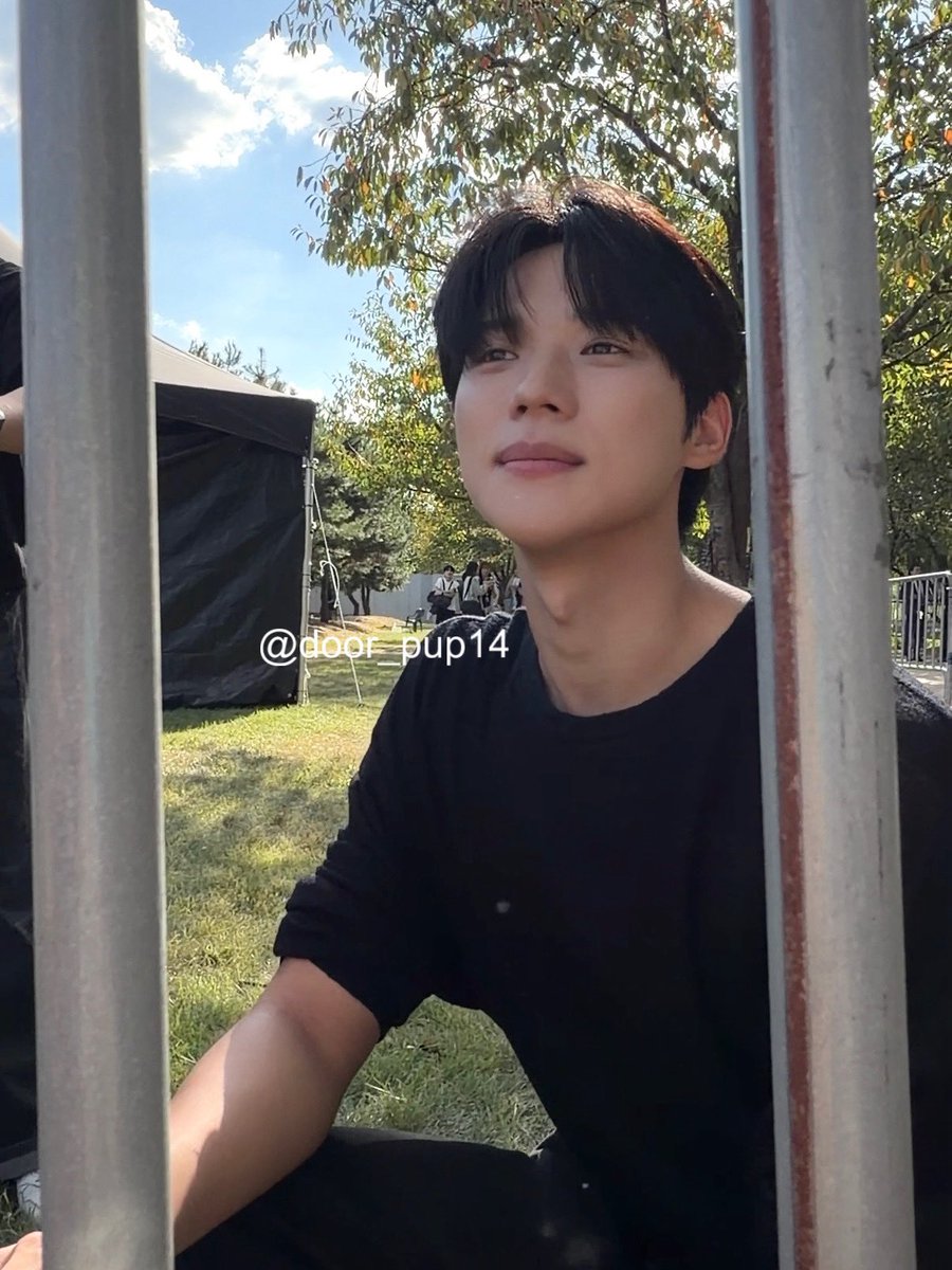 door_pup14's tweet photo. 191 남자가 철장에 갇힌 휀걸을 보더니 
같이 앞에 앉아주심…💕 #문상민 https://t.co/scgPSgPCMv
