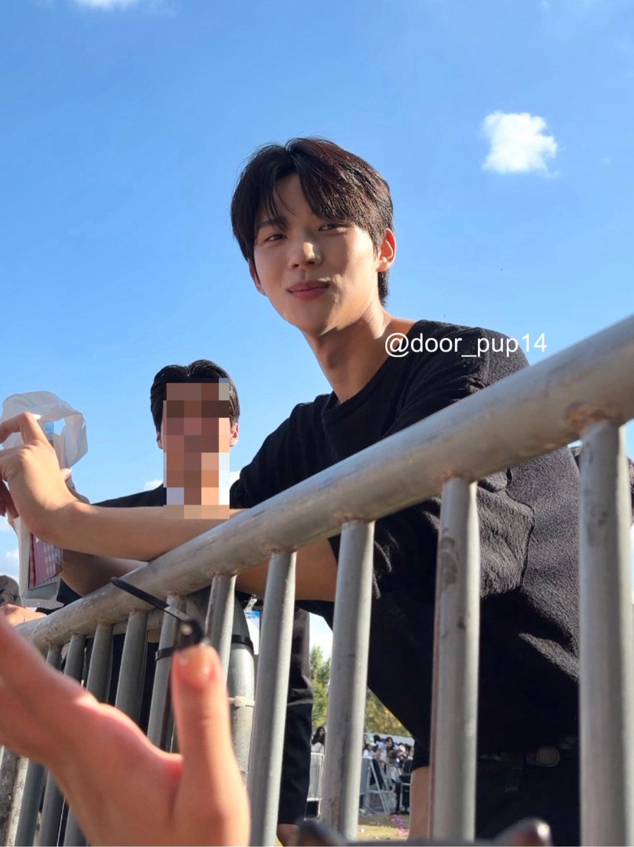 door_pup14's tweet photo. 191 남자가 철장에 갇힌 휀걸을 보더니 
같이 앞에 앉아주심…💕 #문상민 https://t.co/scgPSgPCMv