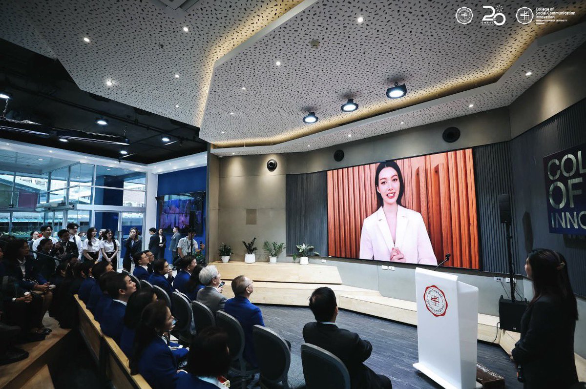LingormMENA's tweet photo. استقبلت كلية الابتكار في الاتصال الاجتماعي بجامعة سريناكارينويروت (COSCI SWU) وفدًا من القيادات التنفيذية ضمن برنامج ปธพ.12، حيث اطلع الوفد على مجموعة من الأعمال والمشاريع الابتكارية التي قدمها طلاب الكلية.

كما شاركت الكلية في استقبال #اورم_كورنابات  خلال الزيارة، في أجواء عكست دور الإبداع والتواصل والابتكار في بيئة الكلية وأعمال طلابها.

📍 المصدر: IG / FB — COSCISWU

#OrmKornnaphat #ออมกรณ์นภัส‌ 
#SWU #COSCISWU