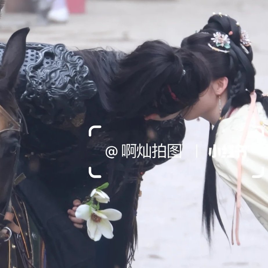 soonyunqi's tweet photo. One is on horseback while the other is inside the carriage. Whose idea was it to have a kissing scene like this? Its so interesting. The writer must be on something😂

#恰逢春 #QiaFengChun https://t.co/H2TL37M1h2