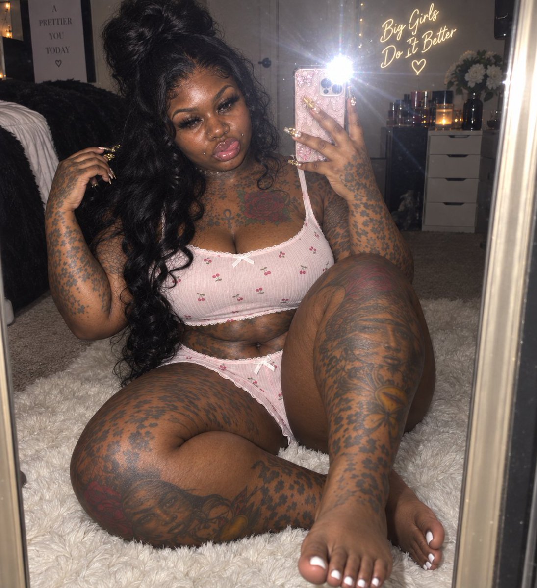 BarbiezzGhetto's tweet photo. Pretty feet and Good coochie 😌💦🫦😛🤎 https://t.co/9RVKJ0Y3vm