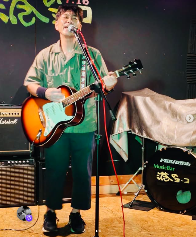 ymdken1's tweet photo. 港のヨーコさんでクマガイマコトさんLIVEでのオープニングアクトでした✨
世界で唯一無二の肩書「シンガーソングドラッグストア」として💊世界で１本しかない変形ギターで🎸新曲２曲演奏させて頂きました😀✨ https://t.co/GYkBOPjgQj