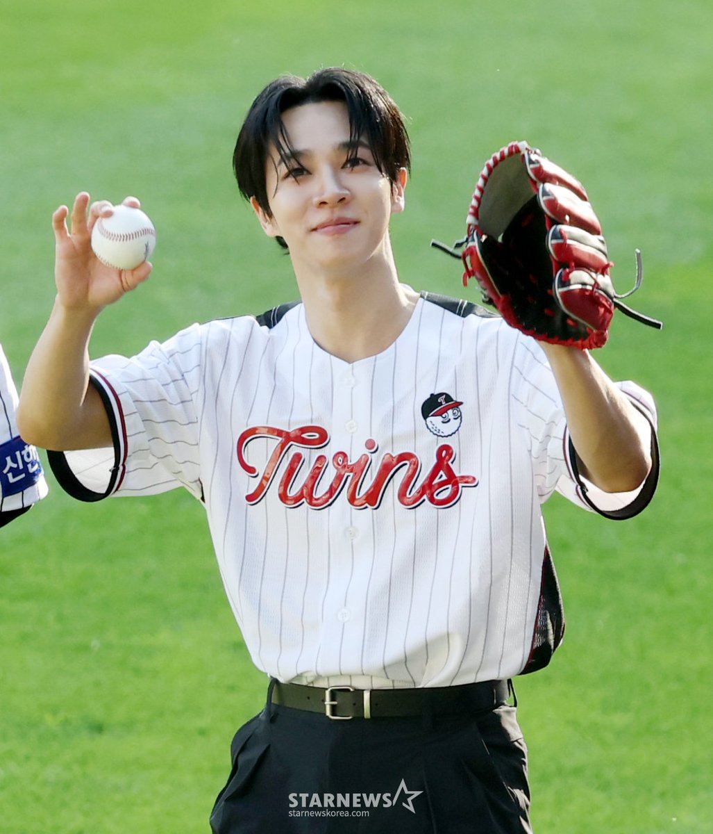 yul_light105's tweet photo. 260919 LG 트윈스 시구 #이기광 기사 사진 모음 https://t.co/dp6cYD0Y6s