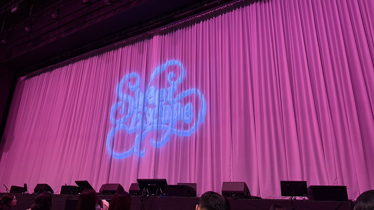 Ssmbbngl's tweet photo. 트친이 양도해주고 근무표 겨유겨우 맞춰서 백만년만에 콘서트 와쏘🥹🥹
근데 이렇게 앞이야🥹🥹🥹 https://t.co/sqr06eCMbm