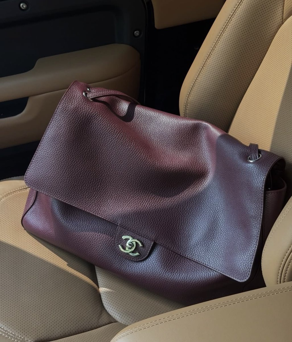 allurehaven's tweet photo. Oversized denim plus a burgundy Chanel flap = the easiest put together fit you'll wear all fall. https://t.co/z4JTyIhOxu