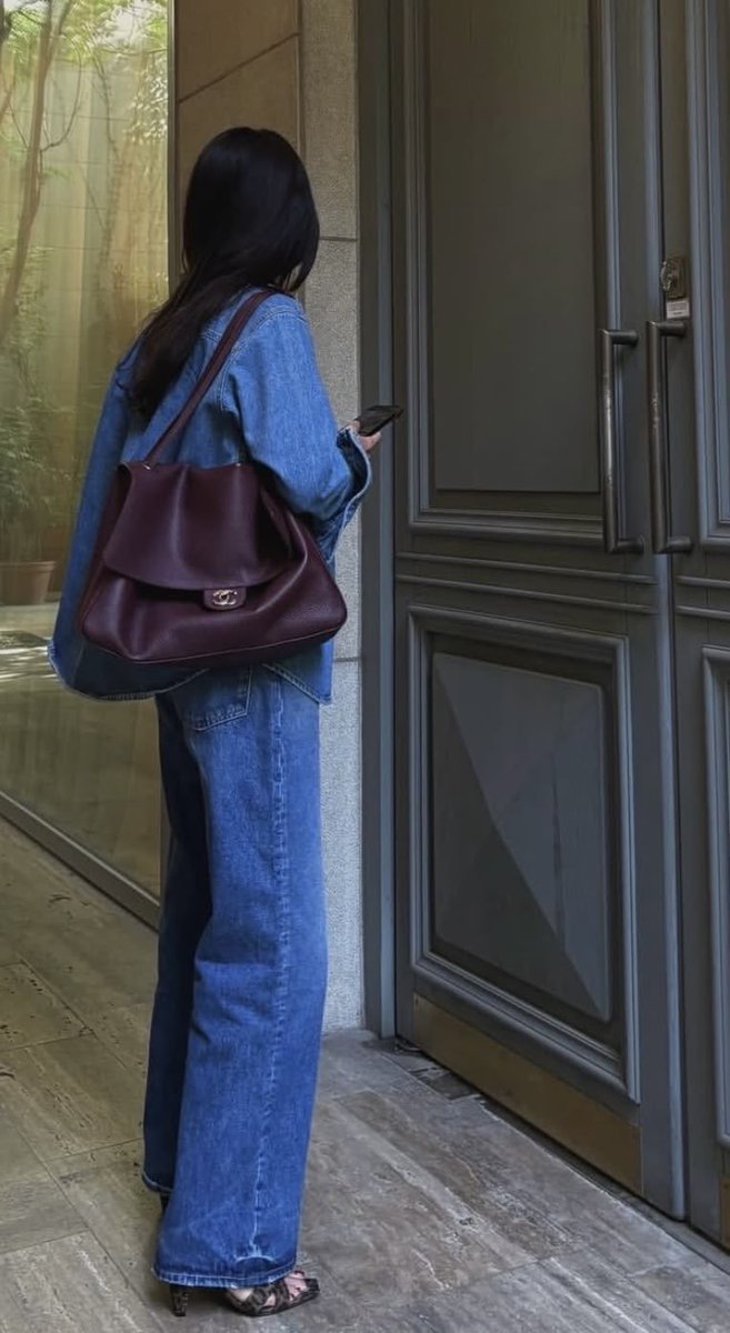 allurehaven's tweet photo. Oversized denim plus a burgundy Chanel flap = the easiest put together fit you'll wear all fall. https://t.co/z4JTyIhOxu