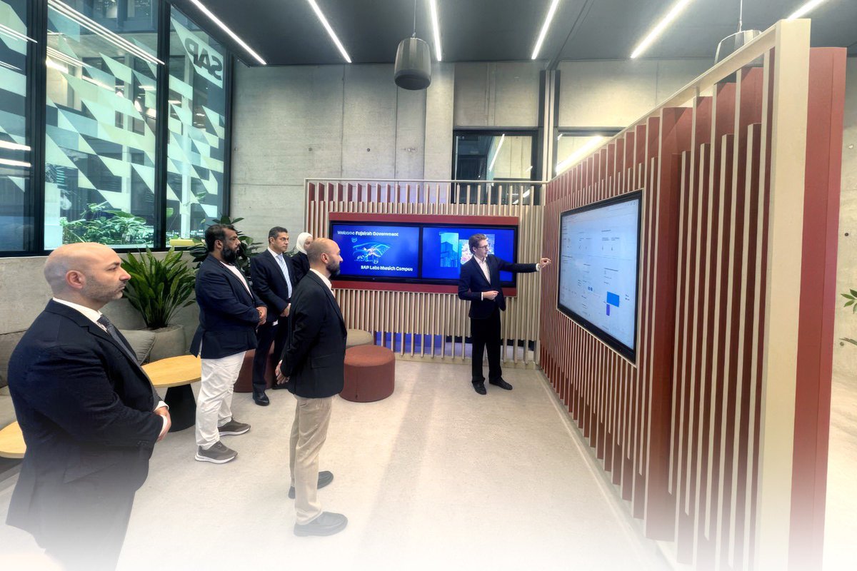 BarqFuj's tweet photo. مدير عام حكومة الفجيرة الرقمية يزور مختبرات شركة SAP في مدينة ميونخ الألمانية.

#برق_الفجيرة https://t.co/P9yaVU5vOQ