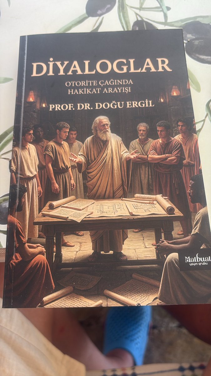 DoguErgildogu's tweet photo. Bir insan kitabı kapattığında zihninde yeni bir soru oluşmuşsa, kitap görevini yapmış demektir.
Ben DİYALOGLAR kitabını insanlara hakikatin ne olduğunu söylemek için yazmadım.
Hakikati aramaktan vazgeçmemeleri için yazdım.
Bilge Hoca’nın görevi, öğrencisi Hakikat Arayıcısı’na son cevabı vermek değildir.
Belki onun asıl görevi, öğrencisinin bir gün artık Hoca’ya ihtiyaç duymadan soru sorabilmesini sağlamaktır.
Çünkü iyi öğretmen kendisine bağımlı öğrenci yetiştirmez.
Kendi aklıyla yürüyebilen insan yetiştirir.
Ve belki demokrasi için de aynı şeyi söyleyebiliriz.
İyi bir toplum, yurttaşlarına ne düşüneceklerini söyleyen toplum değildir.
Düşünebilecekleri özgür alanı sağlayan toplumdur.