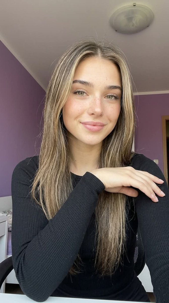 KateRobertW9's tweet photo. I’ve already sent you several messages and you don’t reply. I really like you, but it seems you don’t like me 🥀 https://t.co/ODQIPtQ5Ve