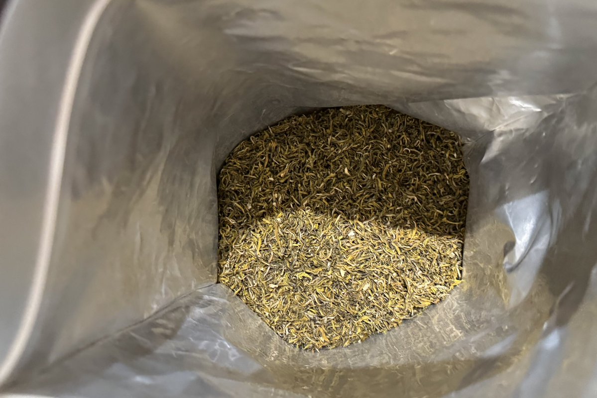 WakohenWeb's tweet photo. ジャスミン茶を切らしてしまって、吉祥寺の青蛾茶房さんに買いに行きました。

普段飲み用、と言いましてもティーバッグと信じられくらないくらい美味しいのと、超リラックスしたいときに飲む用の九韻の高級茶を。鈴木老师、いつも美味しいお茶をありがとうございます✩⡱試飲で頂いた岩茶も大変美味しかったです☺️

#吉祥寺 #青蛾茶房 #中国茶