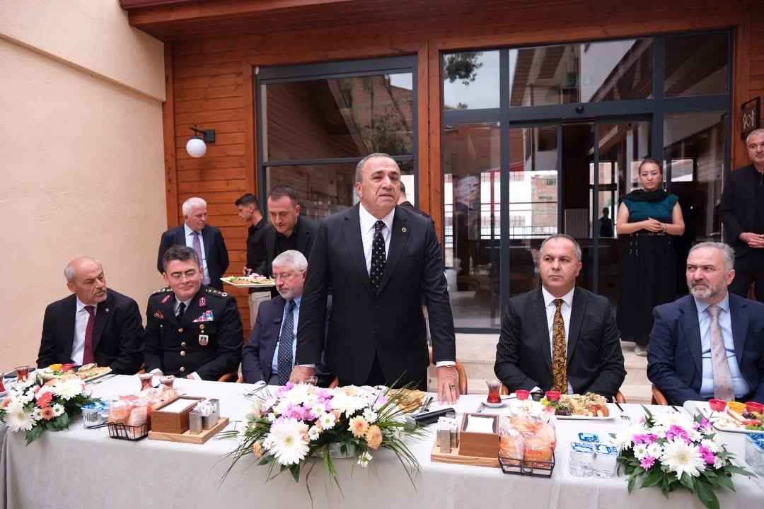 dalyan_abdullah's tweet photo. İkiz Konak Butik Otel’de, kıymetli gazilerimiz ve şehit ailelerimizle birlikte gerçekleştirilen kahvaltı buluşmasına;

MHP Genel Sekreter Yardımcımız ve Çorum Milletvekilimiz Sayın Vahit Kayrıcı, MHP Çorum İl Başkanımız Sayın Mehmet İhsan Çıplak, MHP Merkez İlçe Başkanımız Sayın Mustafa Serdar Avcu ve Çorum Belediyesi Başkanvekilimiz Sayın Ali Beyaz katılım sağladılar.

Kıymetli gazilerimiz ve şehit ailelerimizle bir araya gelmekten duyduğumuz memnuniyeti ifade ediyor, nazik ev sahipliği dolayısıyla Çorum Belediye Başkanımız Sayın Halil İbrahim Aşgın ve ekibine teşekkür ediyoruz.