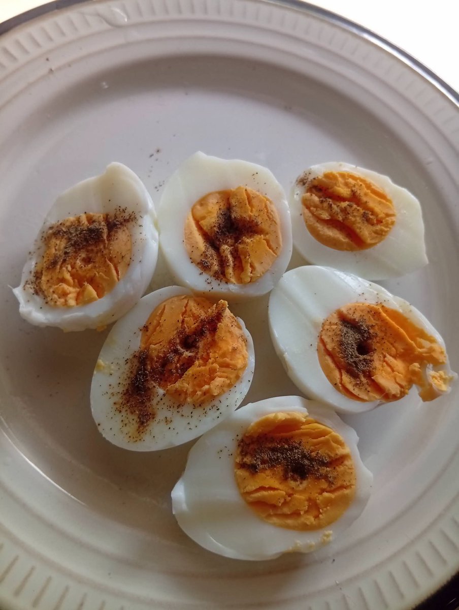 ChinenyeHarris's tweet photo. Where are my fellow women with G P tank, come ooo...the secret to flat tummy is in your kitchen 😆

If you want a flat tummy, you need only two eggs and black pepper as seen on my plate 🍽️ 

Boil your eggs, peel and cut them open and sprinkle black pepper on them... take them on https://t.co/gMET9I6yrb