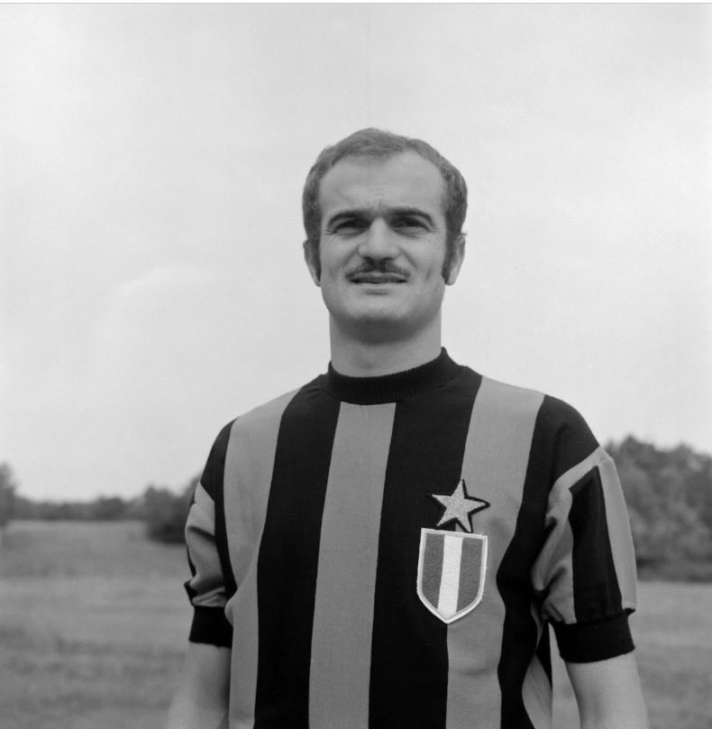 enricoruggeri's tweet photo. Tutte le volte che l’ho incontrato mi sono sentito un bambino davanti al suo eroe.
Questo è il colpo di grazia definitivo alla mia infanzia.
#SandroMazzola https://t.co/ZxfjSfvuc2