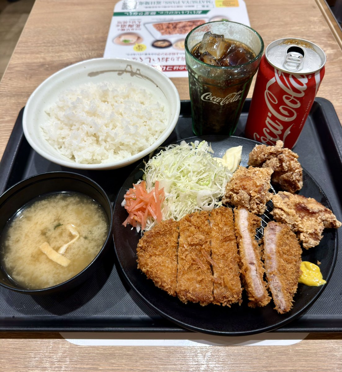 FIRE60028219's tweet photo. 38歳独身男性の夕食は

松のやの
とんかつ＆唐揚げ定食とコーラです🥲🍚

TikTokクーポンで税込790円💰✨
しかもご飯おかわり自由で
松のや、強すぎます😱！！ https://t.co/uu9rB4A8Dh