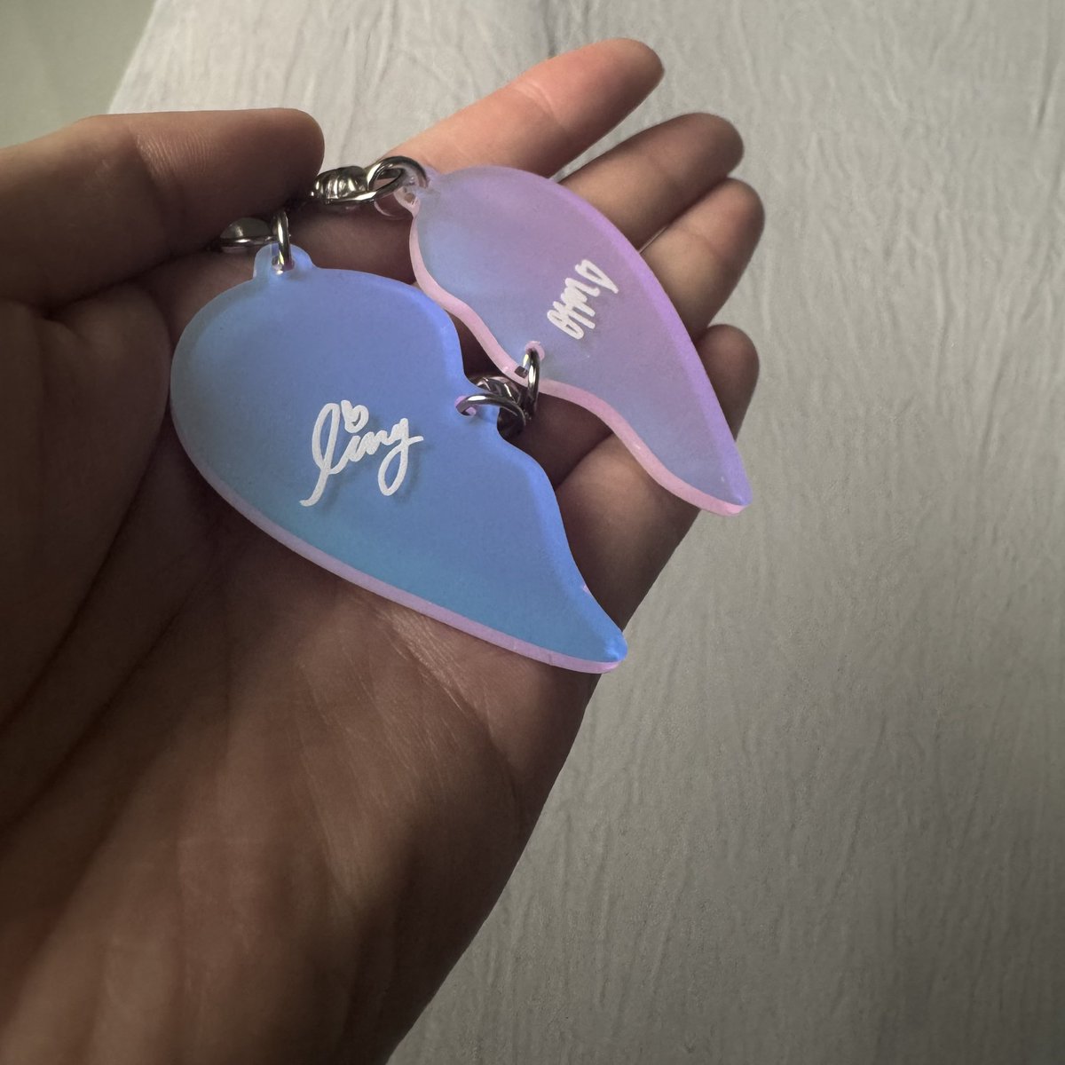 the_n_paranoid's tweet photo. Sofea is so thoughtful! I saw someone online saying this keychain changes colour, so I quickly took mine out to check. It’s true! It shows different hues from every angle — blue, pink and purple. All three colours are linked to LO. I love it so much😭😭😭

#LingOrm #หลิงออม‌ https://t.co/soOdJnOJAM