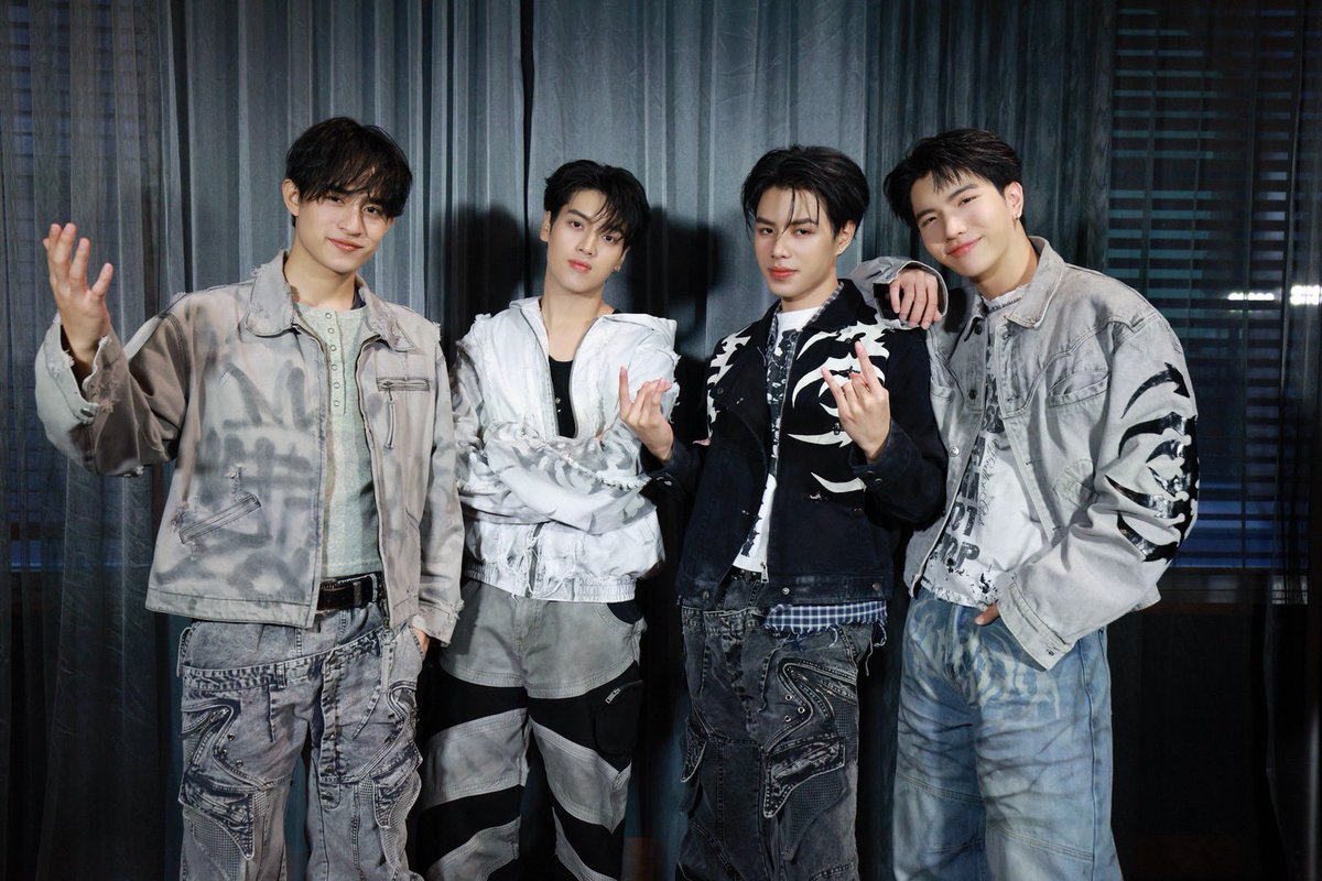 GMMTV's tweet photo. That’s a wrap for CLO'VER FAN SIGN IN SYDNEY!

So glad that we got to talk, say hi, and share smiles with everyone here✨
Thank you all for coming out to see us and creating such sweet moments together 🫶🏻

Don't forget to come and see us again tomorrow at Thailand Grand Festival 2026 in Sydney!

We can't wait to have another fun moment with you all there.

#CLOVERFANSIGNINSYDNEY
 #GMMTV 
@clo_ver_riser @RiserMusic @BarcodeTin @aliazhl @20aungpao @keenkeno_sp