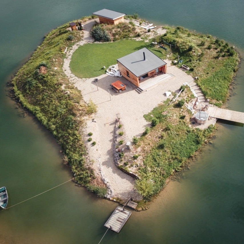 sosa_mi's tweet photo. For Rent: Stay on an island with a cottage for two, sauna, hot tub, and plunge pool right around you.

Ostrov Písník, a secluded retreat near Roudnice in the Czech Republic, is around an hour east of Prague. Visitors cross on a special wooden raft to... https://t.co/iYqwLc79dH