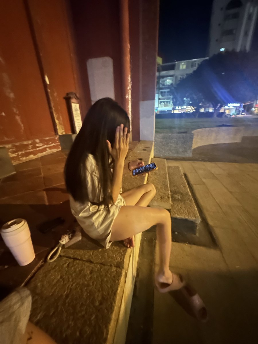 susjjnb's tweet photo. 我姐今天生日現在在彰化市孔廟門口 
要來跟他生日快樂嗎 哈 https://t.co/akyKIhqdeh