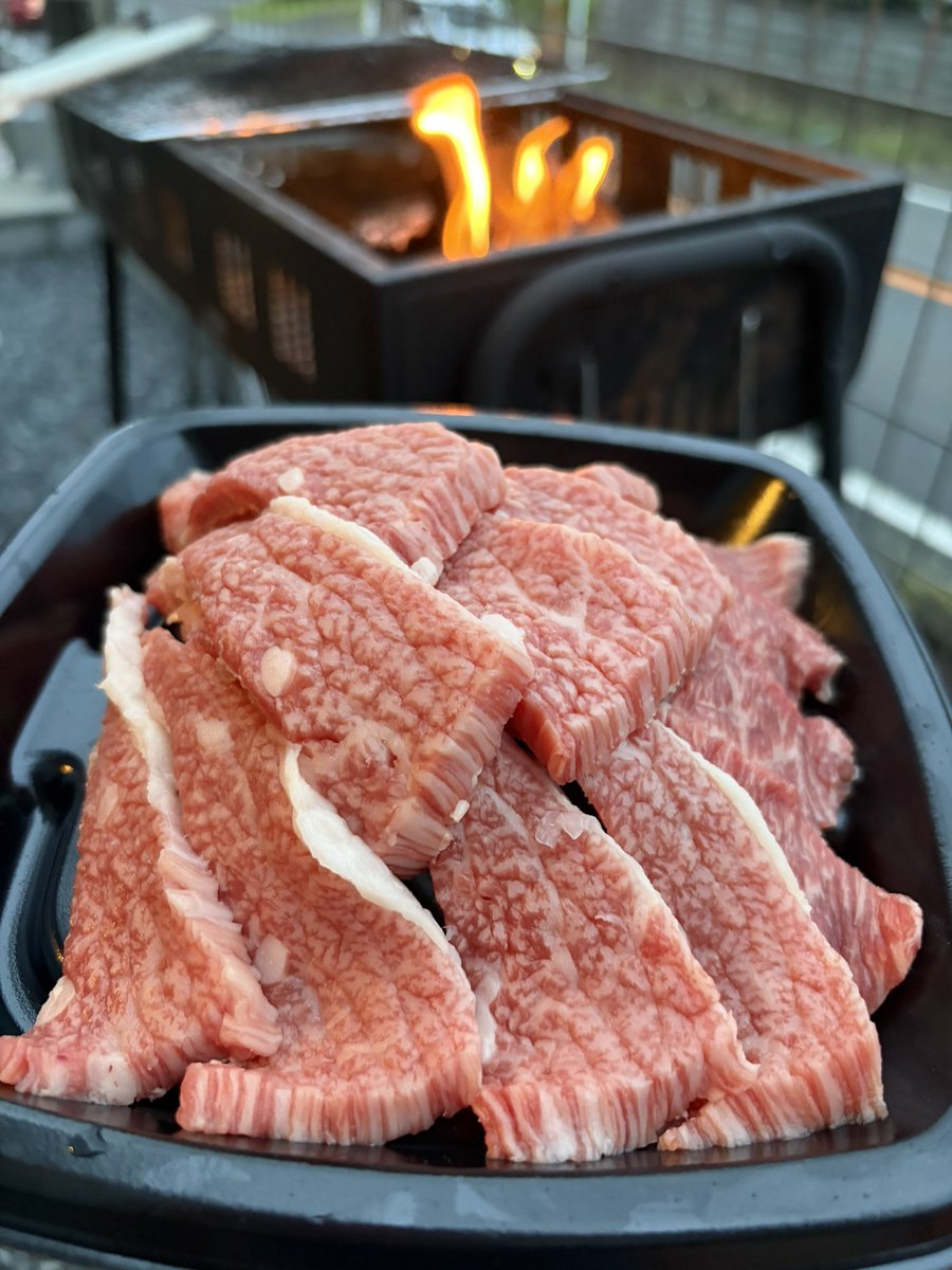 Macrocrates_64's tweet photo. 連休初日
ひとりでのんびりBBQ
A5宮崎牛を焼くぞ🥩 https://t.co/AaSpQnVkli