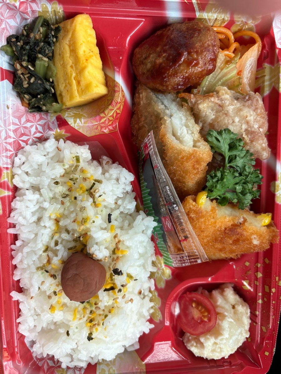TY244_ty's tweet photo. ご飯（梅干し・ふりかけ付き）, おかず盛り合わせ（ハンバーグ・白身魚フライ・唐揚げ・コーンコロッケ・ナポリタン）, 卵焼きと青菜の胡麻和え, ポテトサラダとミニトマト https://t.co/nuKLtUOPYN