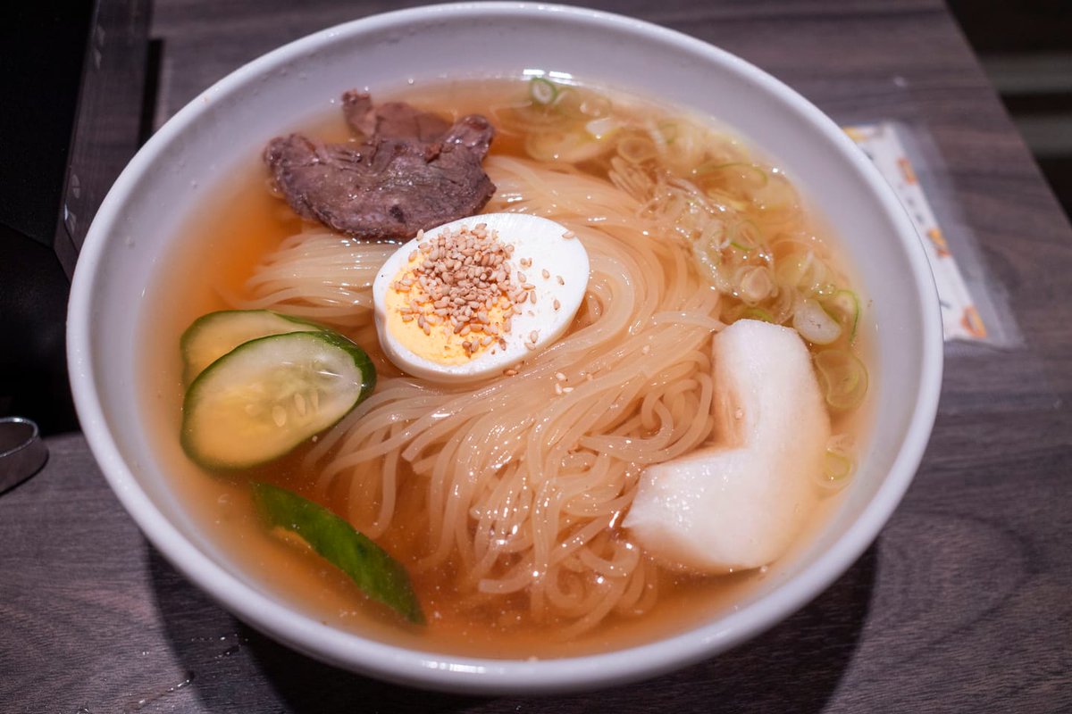 slowerjapan's tweet photo. 盛岡三大麺のひとつ、盛岡冷麺。盛岡では焼肉屋で食べるのが定番らしい。冷麺を食べるためだけに焼肉屋へ行くことも珍しくないという。

現地の人に勧めてもらった焼肉屋へ行き、焼肉と一緒に冷麺を注文した。噛み切れないくらいに硬い。こんなに硬い麺は初めてだった。 https://t.co/kStVLnyFBj