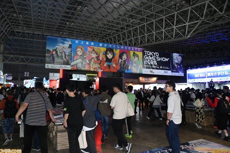 ICEV__Official's tweet photo. 🚨 | Se cancela Tokyo Game Show debido a un tifón que viene en camino hacia Japón.

En TGS, Redbull había regalado vasos que brillaban por debajo al echarle líquido por dentro.

Pero lo más que llamó la atención es que cancelaron el evento por el tifón que se aproxima😞 https://t.co/TAn2Ow4pZJ