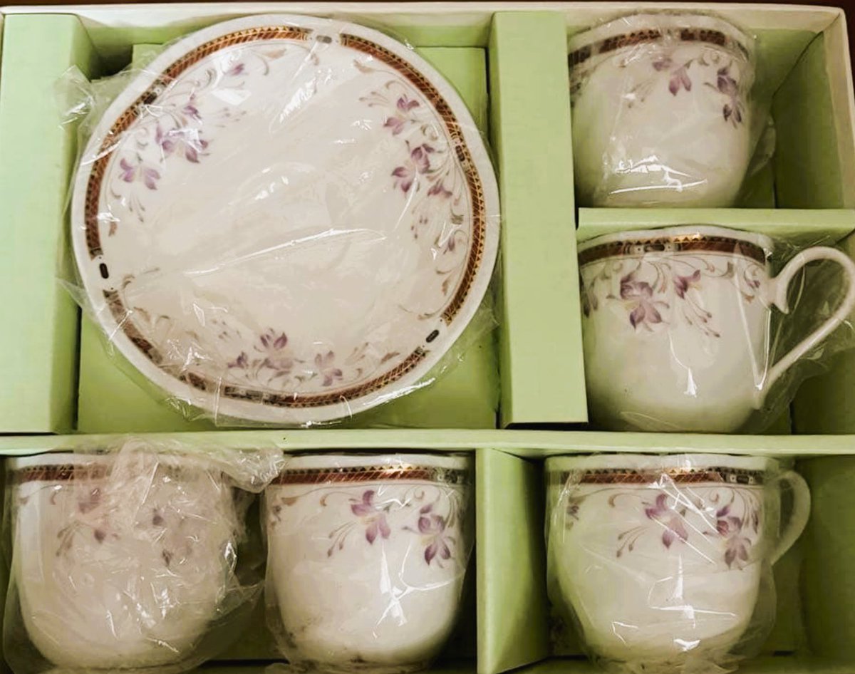 Watashi_MaryT's tweet photo. Viví un choque cultural nivel: le regalé a mi suegra en Argentina un hermoso juego de té traído de Japón. Como allá los sets tradicionales vienen de 5 tazas (por armonía, hospitalidad y la filosofía de los 5 elementos), ella me miró con cara de duda y me preguntó si se me había roto la sexta taza en el viaje. 😅☕️

Para nosotros en Japón el 5 es el número de la buena fortuna; en Occidente, si no viene en media docena, se siente incompleto. Me dio tanta pena ver su decepción que tiempo después, cuando mi esposo viajó a visitarla, le mandé un segundo juego de tazas, esta vez importadas y de 6 piezas. ¡Ese sí le encantó! 😂

Por eso, si alguna vez alguien de Japón les regala un set de 5 tazas, ¡no se decepcionen pensando que está incompleto! Al contrario, siéntanse muy afortunados: les están obsequiando un deseo sincero de armonía, respeto y buena energía para su hogar. 🇯🇵✨
#Japón #ChoqueCultural #CulturaJaponesa