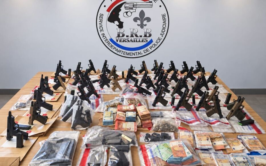 F_Desouche's tweet photo. Mantes-la-Jolie (78). Démantèlement d’un réseau de trafic d’armes qui livrait la DZ Mafia et le PKK dans l’Hexagone : sept ressortissants turcs mis en examen, 7 Glock et 120 000 euros saisis

 https://t.co/hprzOzN0Xd https://t.co/xbnrUtnMc2