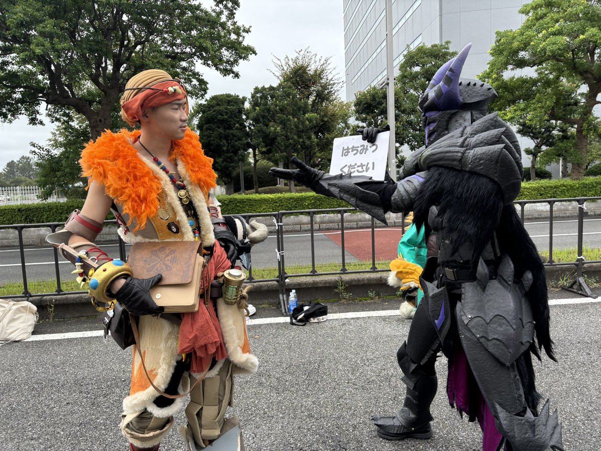 Mansyo017's tweet photo. 【ハチミツ下さい？ほらやるよ？】
はちみつさん(@HATIMITUcos )とお会いできたんで前から考えてた掛け合いをしました！
たま〜にいるんですよ。こういうめっちゃアイテムあげる優しすぎるハンター
 #モンハン 
 #モンスターハンター https://t.co/baRHj2Lmk3