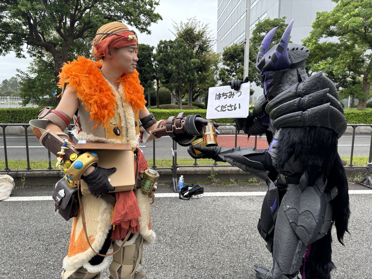 Mansyo017's tweet photo. 【ハチミツ下さい？ほらやるよ？】
はちみつさん(@HATIMITUcos )とお会いできたんで前から考えてた掛け合いをしました！
たま〜にいるんですよ。こういうめっちゃアイテムあげる優しすぎるハンター
 #モンハン 
 #モンスターハンター https://t.co/baRHj2Lmk3