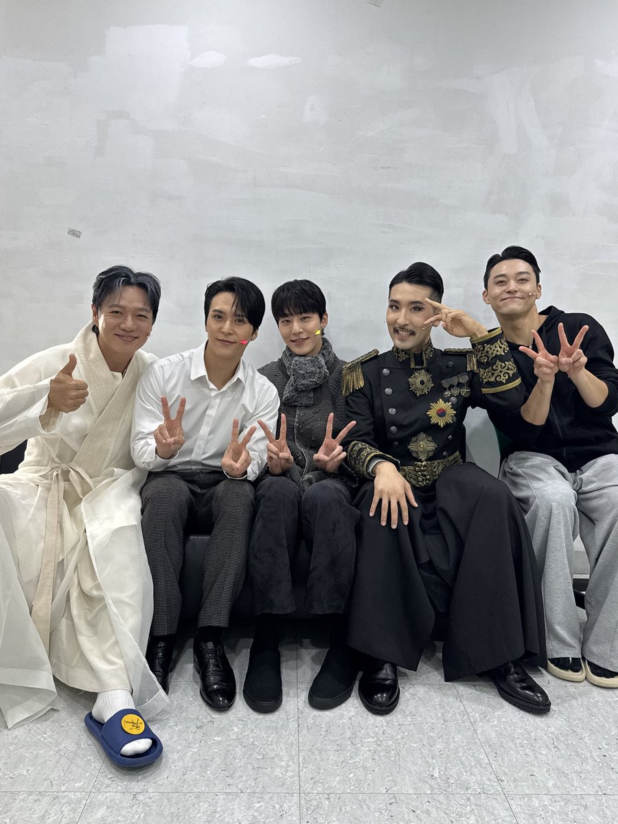 page1company's tweet photo. 𝖒𝖚𝖘𝖎𝖈𝖆𝖑 #곤투모로우 🕯 | 𝟏𝟎𝐭𝐡 𝐚𝐧𝐧𝐢𝐯𝐞𝐫𝐬𝐚𝐫𝐲

🎞️ 첫공 단체 사진 & 화이팅콜
 옥균 l #손동운
정훈 l #원태민
고종 l #고영빈
이완 l #신재희
와다 l #신현준

곤 ���모로우를 기다려주신
모든 관객 분들께 감사드립니다🥹

𝔾𝕆ℕ𝔼 𝕋𝕆𝕄𝕆ℝℝ𝕆𝕎
2026.09.15 - 11.29
#홍익대대학로아트센터 대극장